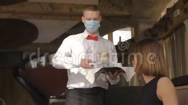 一位戴着医疗面具的欧洲侍者端着拉丁咖啡
